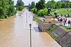 Warszawska Syrenka spogląda na wezbraną Wisłę