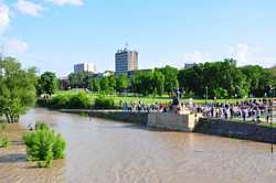 Warszawska Syrenka spogląda na wezbraną Wisłę