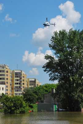 Wysoka fala na Wiśle w Warszawie widziana z policyjnego śmigłowca