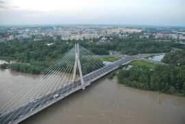 Wysoka fala na Wiśle w Warszawie widziana z policyjnego śmigłowca