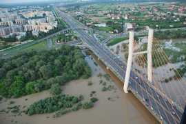 Wysoka fala na Wiśle w Warszawie widziana z policyjnego śmigłowca