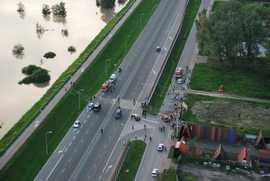 Wysoka fala na Wiśle w Warszawie widziana z policyjnego śmigłowca