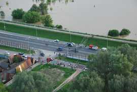 Wysoka fala na Wiśle w Warszawie widziana z policyjnego śmigłowca