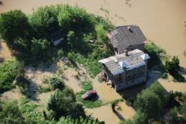 Wysoka fala na Wiśle w Warszawie widziana z policyjnego śmigłowca