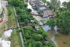 Wysoka fala na Wiśle w Warszawie widziana z policyjnego śmigłowca