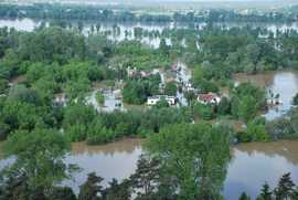 Wysoka fala na Wiśle w Warszawie widziana z policyjnego śmigłowca