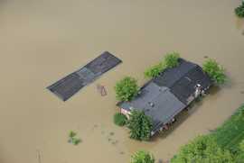 Wysoka fala na Wiśle w Warszawie widziana z policyjnego śmigłowca