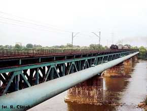 Powrót historycznego pociągu z rekonstrukcji 90. rocznicy Bitwy Warszawskiej przez Most Gdański