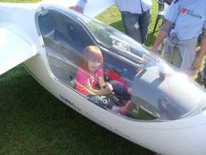 Dziewczynka przyszłością lotnictwa?