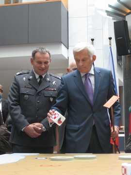 Jerzy Buzek gra w 303