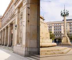 MDM - Marszałkowska Dzielnica Mieszkaniowa - po lewej okładzina budynków z piaskowca szydłowieckiego, po prawej kandelabry z piaskowca ciosowego