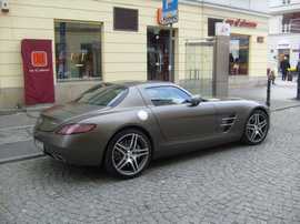 Mercedes SLS na ul. Foksal w Warszawie