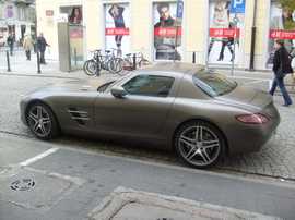 Mercedes SLS na ul. Foksal w Warszawie