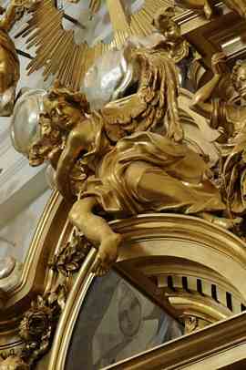 Wnętrze kościoła Św. Krzyża w Warszawie