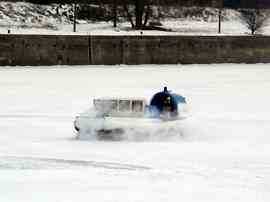 Poduszkowiec policji rzecznej w Warszawie