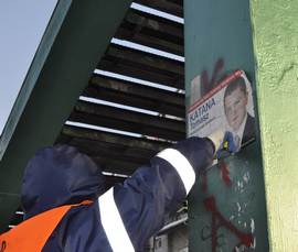 Sprzątanie plakatów to ciężka i niewdzięczna praca