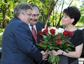 Kwiaty od pracowników Państwowego Instytutu Geologicznego wręcza Magdalena Stacewicz 