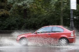 Samochód atakuje kałużę.
