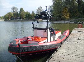 Łódź ratownicza przy pomoście 