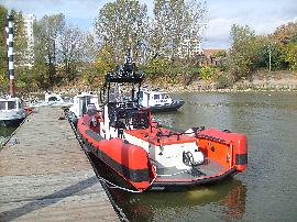 Łódź ratownicza przy pomoście 