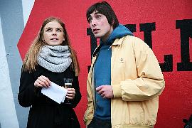 Dyrektor Festiwalu Malgorzata Skulska i autor muralu Bartłomiej Leśniewski