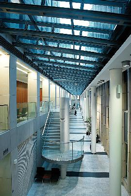 Pasaż wewnętrzny przykryty szklanym dachem