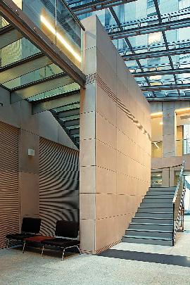 Klatka schodowa ze szklanymi stopnicami