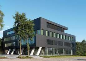 Budynek w otoczeniu zieleni - Budynek przy ul. Puławskiej 455