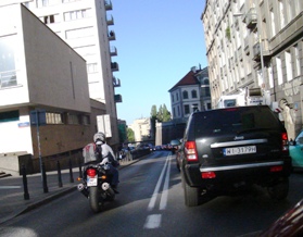 Motocyklista łamiący przepisy