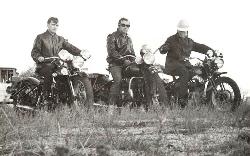 Pierwsze zdjęcie harleyowe z Koła na warszawskiej Woli (Piotr L, Janusz W, Pawel L) 1969 r.