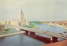 Moskwa - pałac przy moście