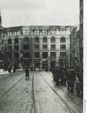 Spalone skrzydło pasażu widoczne od ulicy Bielańskiej. Fotografia niemiecka z 1940 r.