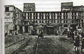 Pasaż Simonsa po rozbiórce skrzydła frontowego, 1942 r. Widoczne skrzydło wewnętrzne z mieszkaniami rodziny autorki