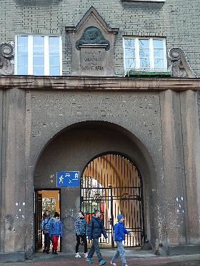 Pamiątkowe tablice na Kamienicy Fundacji Wawelbergów Warszawa ul. Ludwiki 1