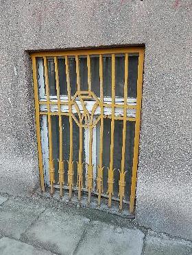 Zabytkowa krata z monogramem (logo) na kamienicy Fundacji Wawelbergów Warszawa ul. Ludwiki 1