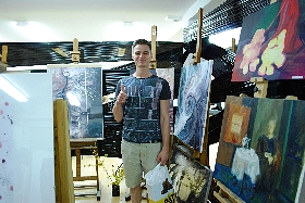 Maciej Gala, który wspólnie z Marcinem Sobczakiem stworzyli markę odzieżową O-OŁ, której koszulki można było podziwiać na wernisażu. Wzory na koszulkach zaprojektowała Martyna Zarembska- studentka Wydziału.