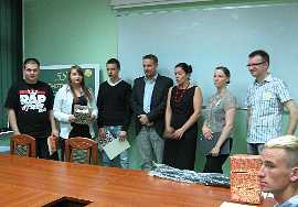 Pamiątkowe zdjęcie (od lewej) Kuby, Marty i Sebastiana z organizatorami konkursu i komisją sędziowską