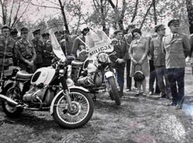 Nowe motocykle dla warszawskiej drogówki, wśród milicjantów Pani Leokadia Krajewska