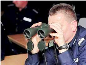 Szef sztabu obserwuje imprezę