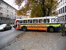 Gronkobus swym odwłokiem blokował prawy pas ulicy Niemcewicza