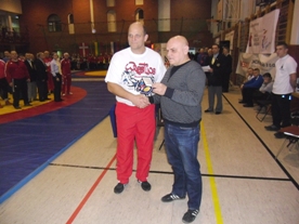 Andrzej Wroński przekazuje swój medal na rzecz Muzeum Klubu Legia. Odbiera Wiktor Bołba - kustosz.