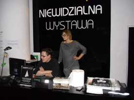 Dyrektor Niewidzialnej Wystawy (stoi) i kierownik (siedzi) :)