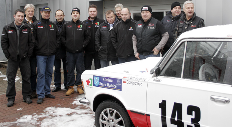 Pamiątkowe zdjęcie załóg i mechaników przed wyjazdem na Monte Carlo Historique