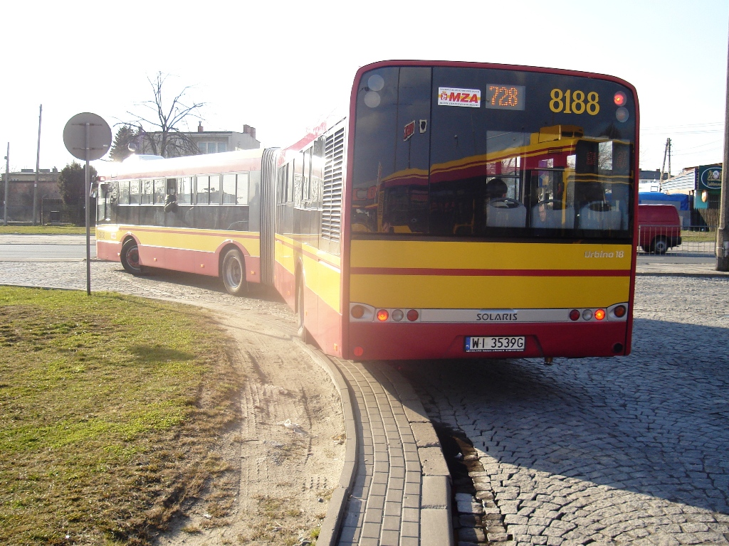 Autobus komunikacji miejskiej jedzie po krawężniku