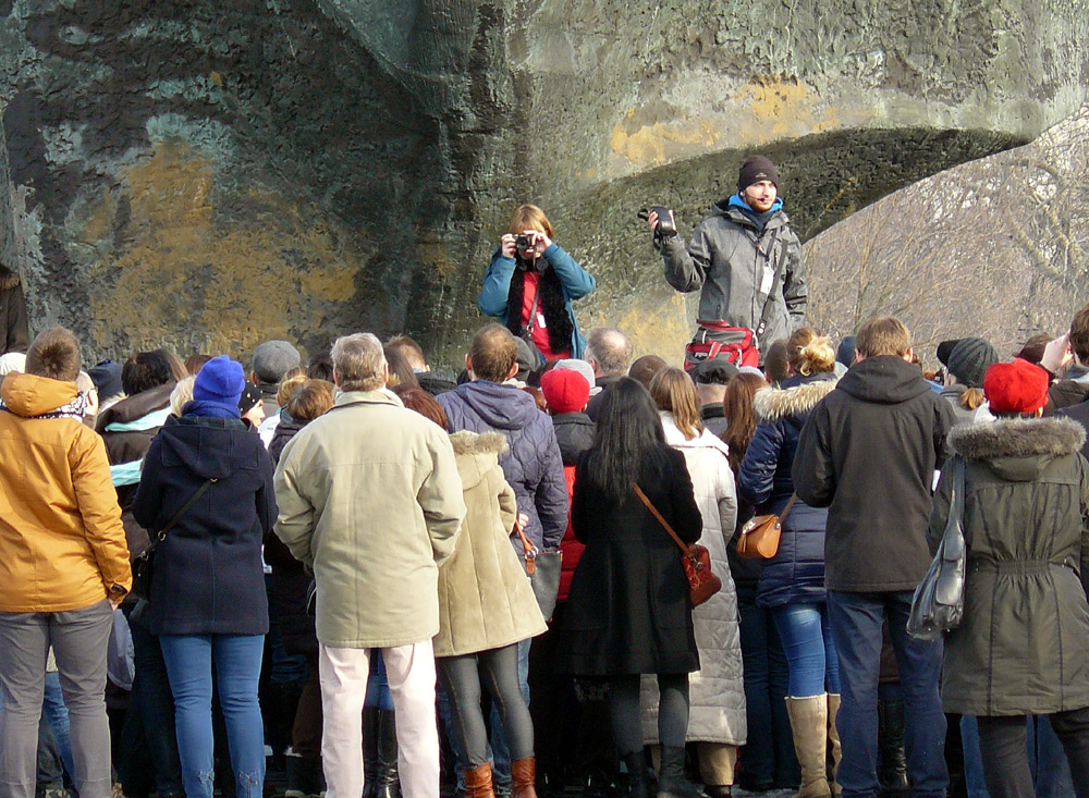 Przewodnik warszawski Adrian Gajewski opowiada zwiedzającym