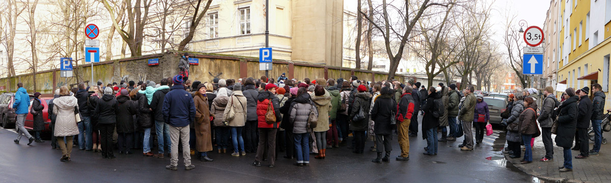 Przystanek zwiedzających przy poniemieckim bunkrze 