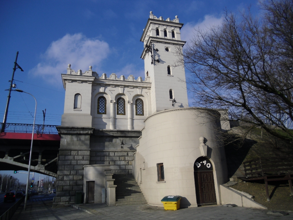 Klub B-40 w wieżycy wchodniej Mostu Poniatowskiego