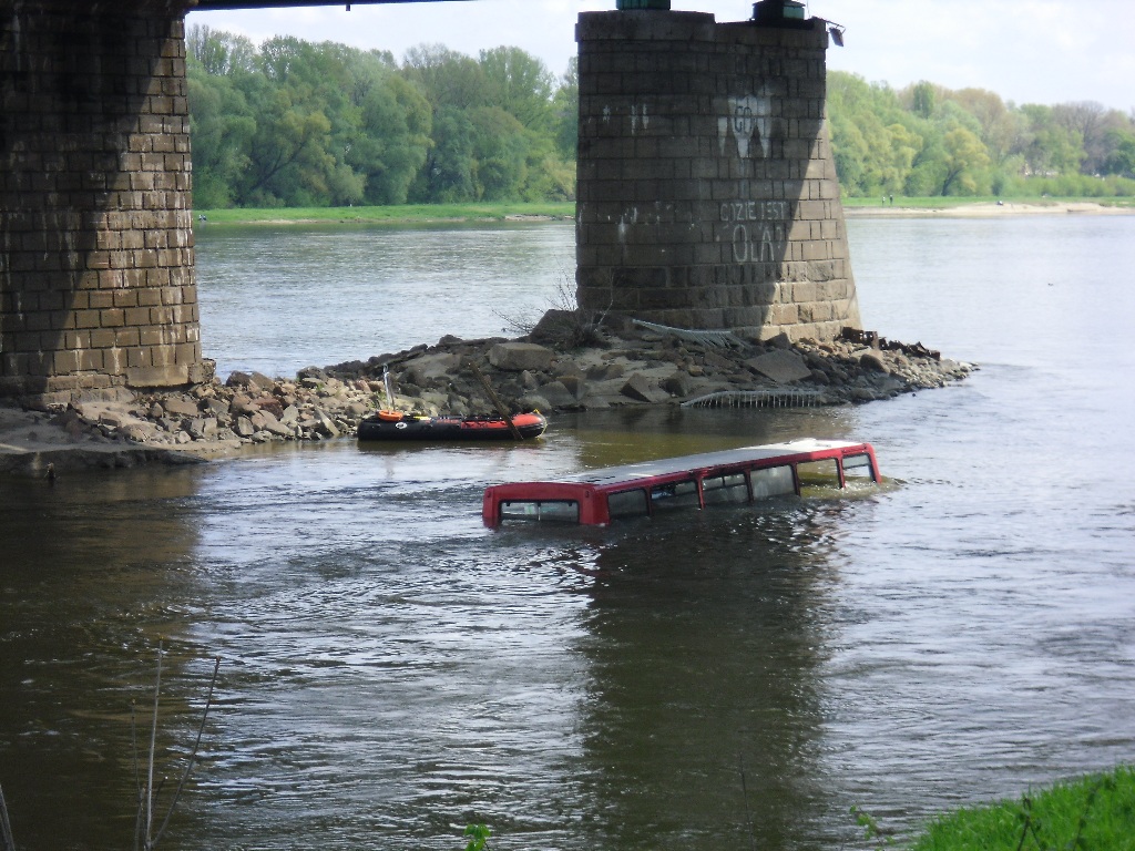 Zatopiony angielski autobus w Wiśle