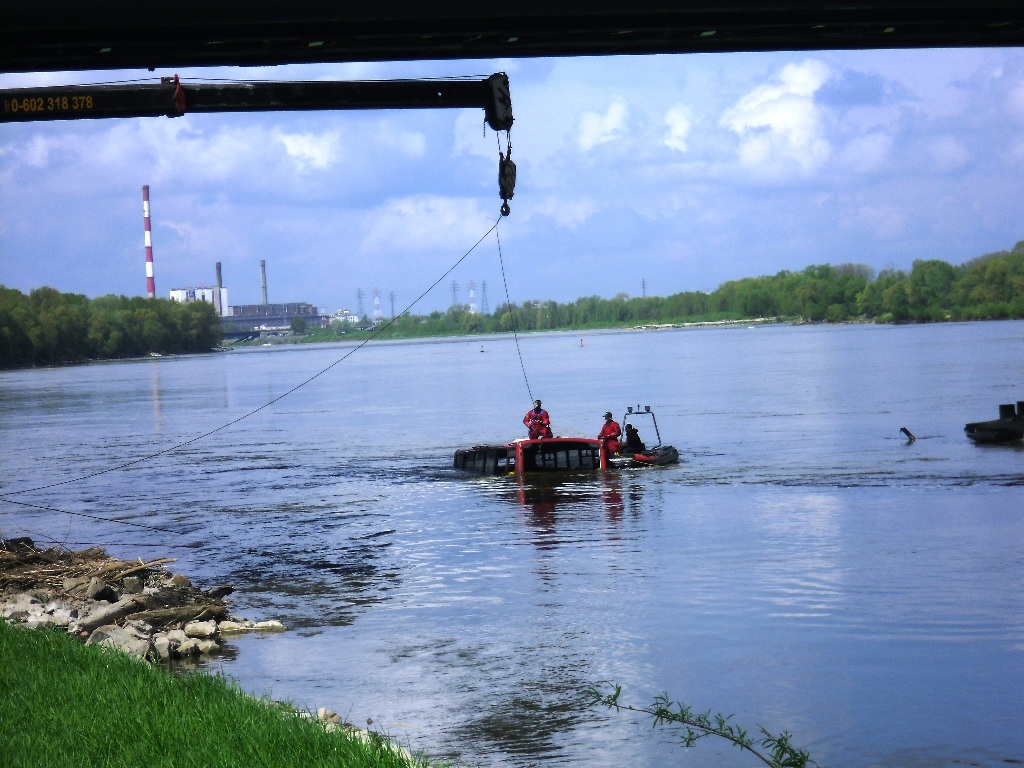 Podnoszenie angielskiego autobusu z Wisły - pierwsze podejście