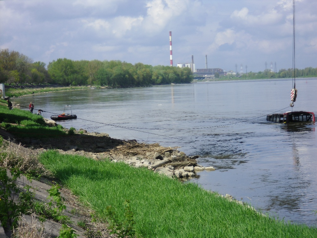 Podnoszenie angielskiego autobusu z Wisły - pierwsze podejście